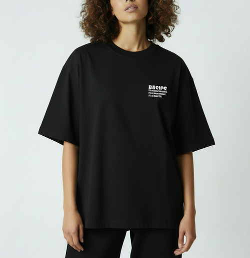 Person mit BASICS T-Shirt
