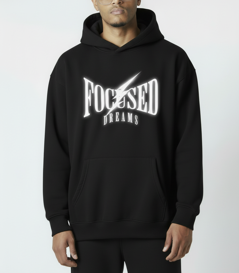 Person mit FOCUSED DREAMS Hoodie - Frontalansicht