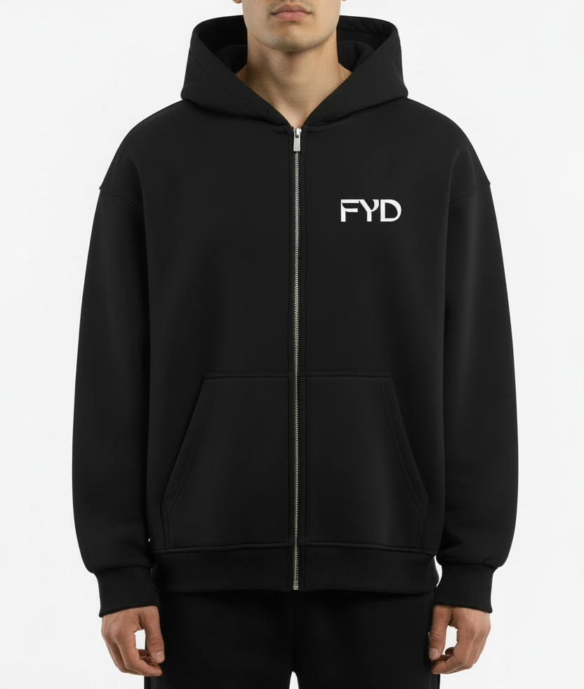 Person mit FYD Zip-Hoodie