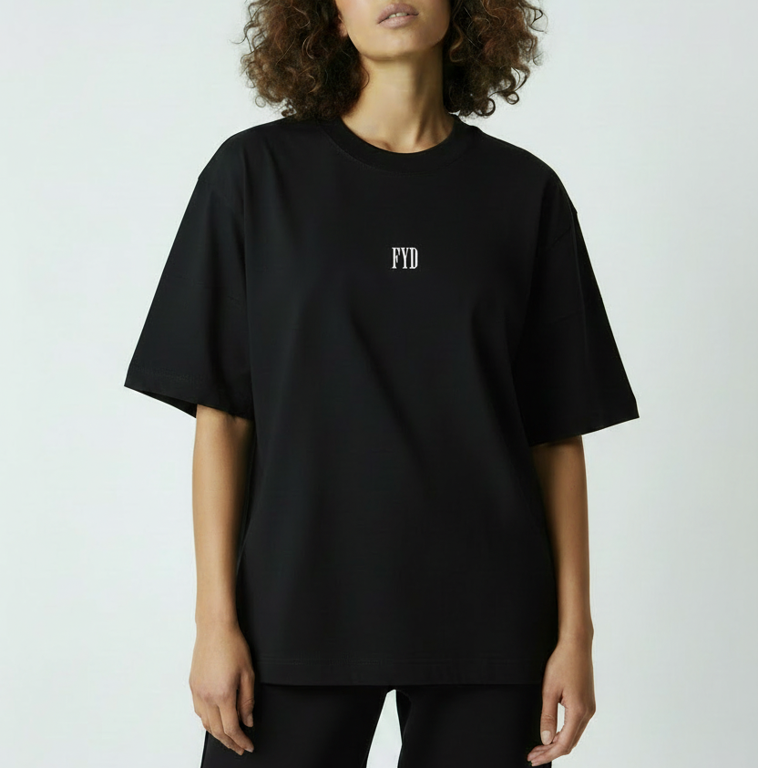 Person mit mittigem FYD Logo T-Shirt