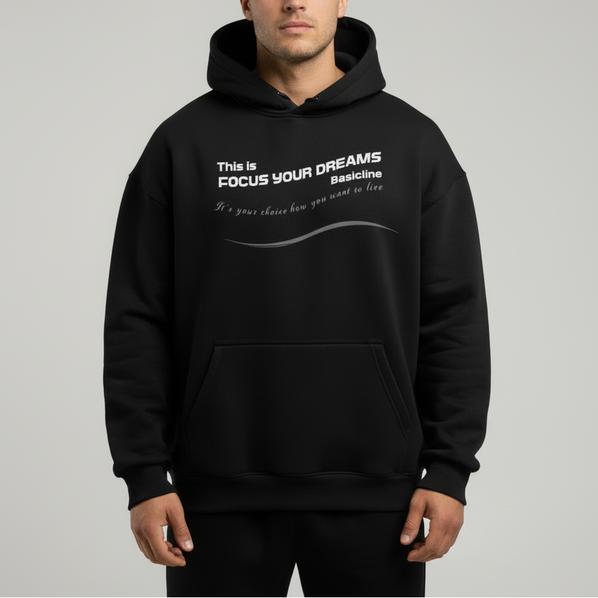 Person mit Oversize Focus Your Dreams Hoodie