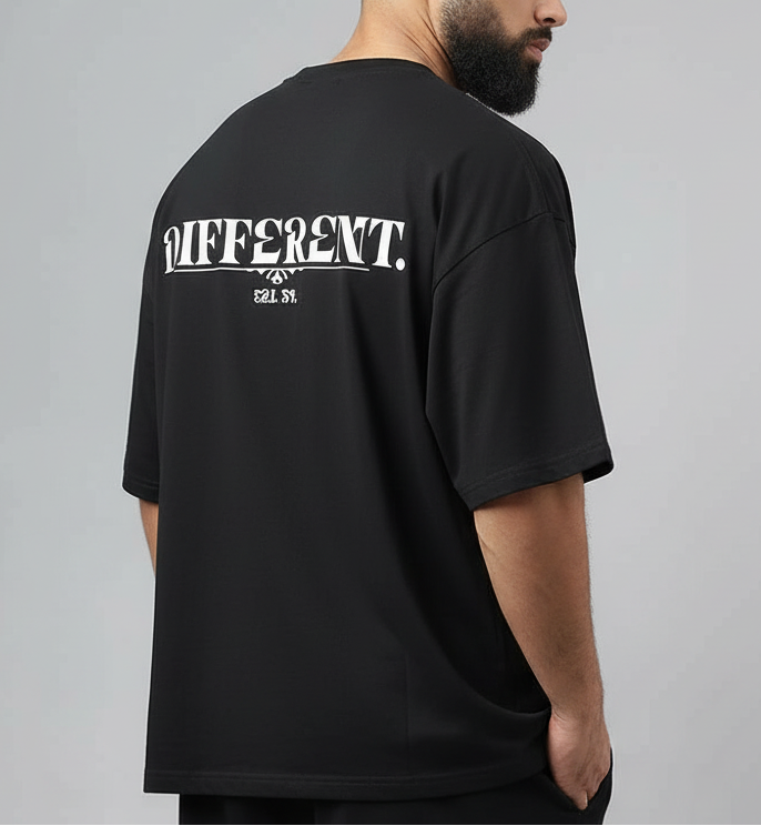 Streetwear Editorial mit oversized DIFFERENT. Shirt