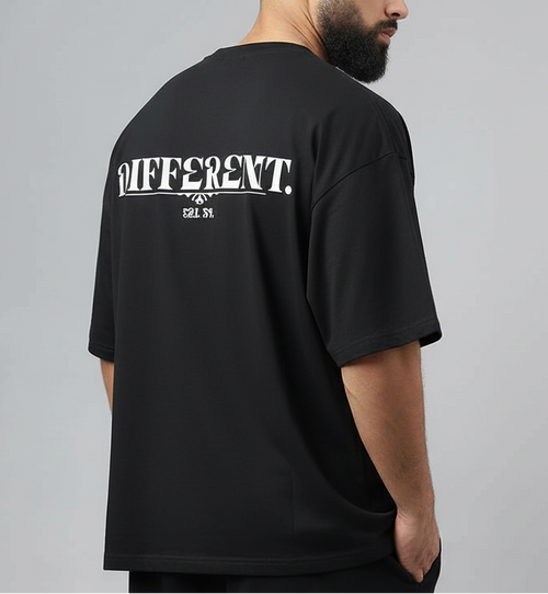 Streetwear Editorial mit oversized DIFFERENT. Shirt
